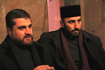 Seit Februar 2011 ist Vater Harutyun Kirakosyan (links im Bild) Abt im Felsenkloster Geghard. Er war vorher in Köln tätig und spricht deswegen sehr gut deutsch. Unser Bild zeigt ihn mit dem Priester im Kloster Geghard.