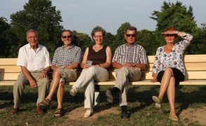 Werner Groß, Elmar Ulrich, Dorothea Redeker, Hubert Hochbruck, Tatjana Dürr auf der neuen Bank