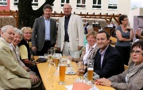 Inmitten der zahlreichen Besucher: Stiftungsvorstand Dr. Norbert Bräuer (stehend links) und Kuratoriumsvorsitzender Ernst-Ludwig Drayß (stehend rechts). Foto: AfP Asel